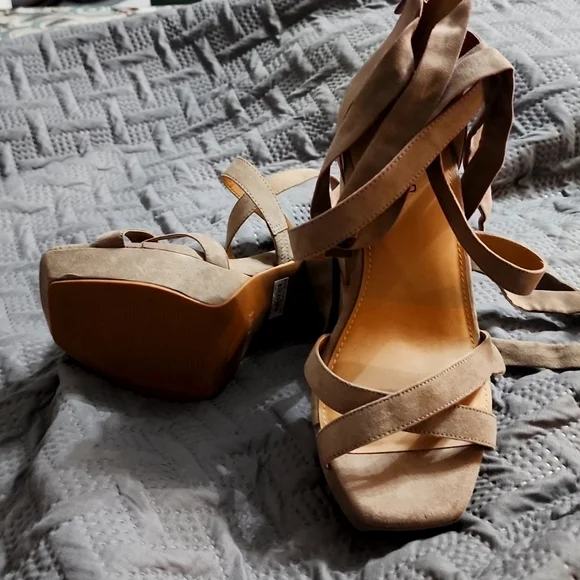 NWT Faux Suede Taupe Laceup Platform heels Torrid Sz 9.5 - Picture 1 of 8